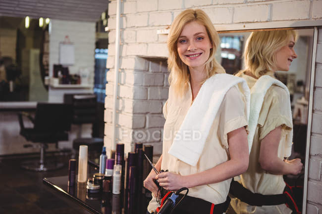 Porträt einer lächelnden Friseurin mit Schere im Salon — Stockfoto