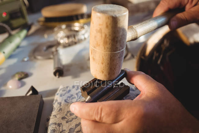 Zugeschnittenes Bild von Goldschmied, der Ring in Werkstatt präpariert — Stockfoto