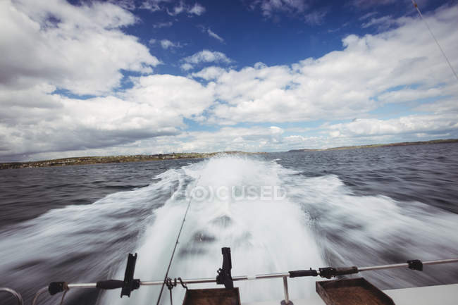 Barco de pesca navegando en el mar en día soleado - foto de stock