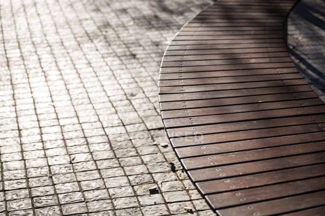 Close-up de calçadão ao lado de um pavimento na cidade — Fotografia de Stock