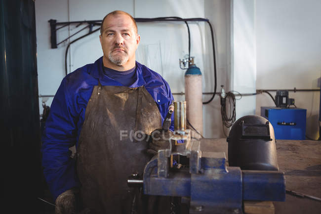 Retrato de soldador segurando máquina de solda na oficina — Fotografia de Stock