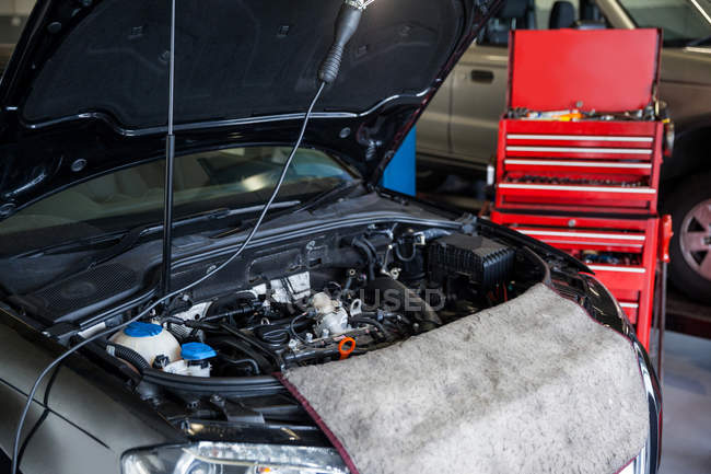 Carros com capuz aberto para manutenção na garagem de reparação — Fotografia de Stock