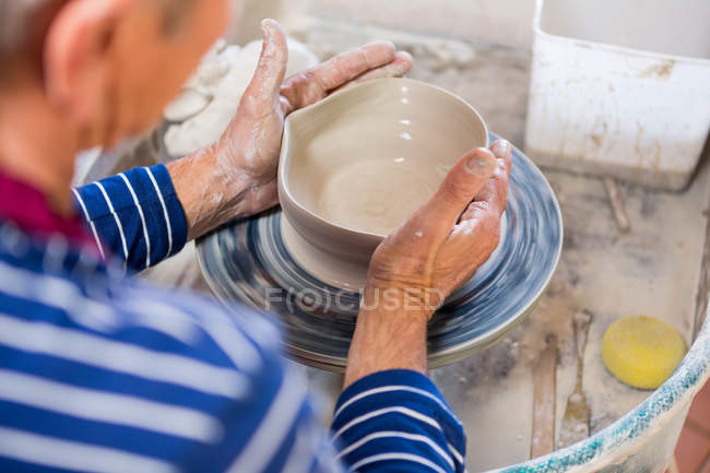 Immagine ritagliata di vasaio che fa pentola in laboratorio di ceramica — Foto stock