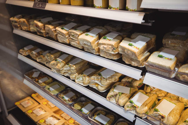 Крупним планом бутерброди на виставці в супермаркеті — стокове фото