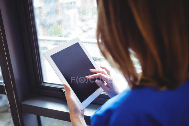 Infirmière utilisant une tablette numérique à l'hôpital — Photo de stock