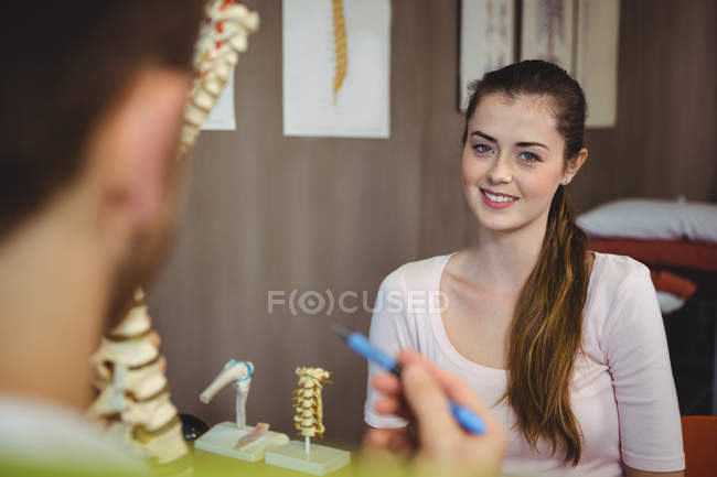 Female patient talking to male therapist in clinic — Stock Photo