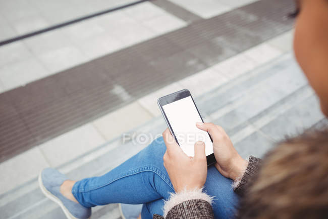 Обрезанное изображение женщины с помощью смартфона — стоковое фото