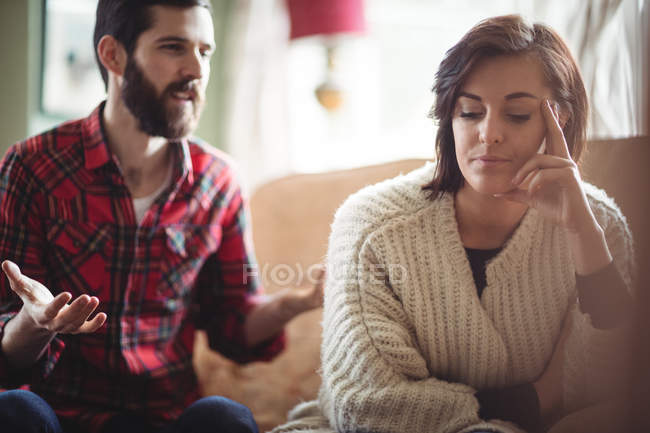 Casal discutindo uns aos outros na sala de estar em casa — Fotografia de Stock