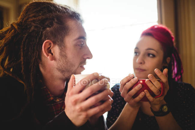 Hipster pareja tomando té en casa - foto de stock