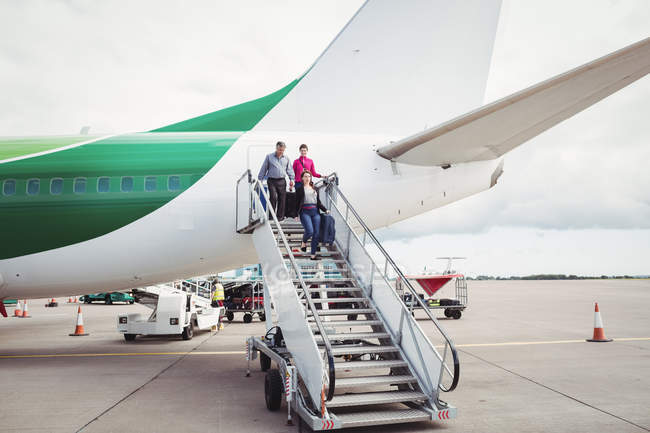 Passageiros saem de avião escada abaixo no aeroporto — Fotografia de Stock
