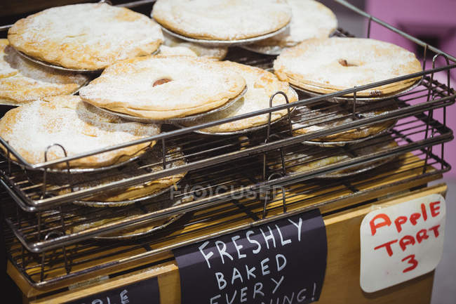 Tortas de maçã em rack de refrigeração no supermercado — Fotografia de Stock