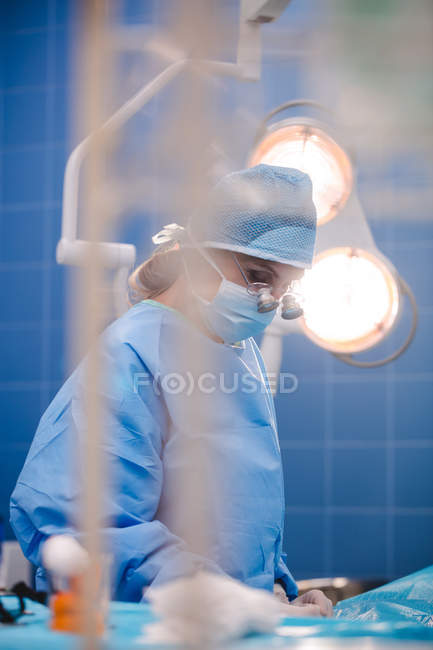 Cirurgião realizando operação na sala de operação do hospital — Fotografia de Stock