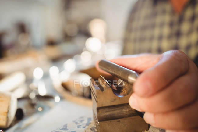 Обрезанный образ Голдсмита, готовящего кольцо в мастерской — стоковое фото