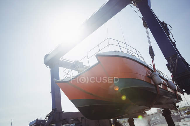Boot am Hydrolift am sonnigen Tag — Stockfoto