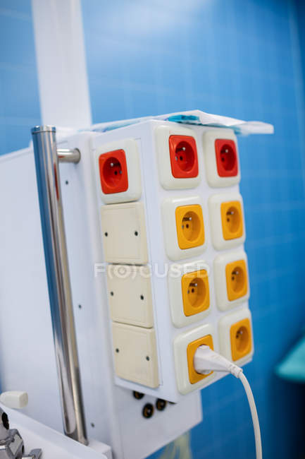Primer plano de la toma de corriente en el quirófano del hospital - foto de stock