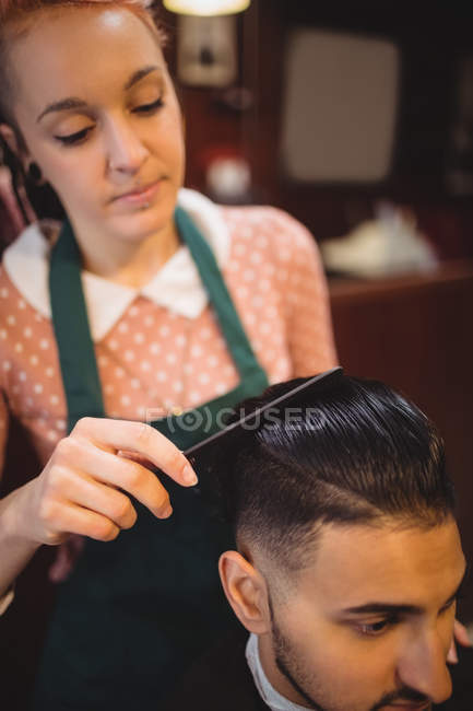 Mann lässt sich im Friseurladen die Haare schneiden — Stockfoto