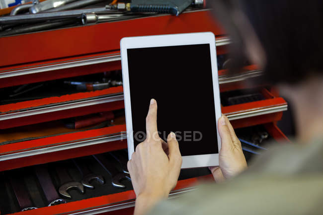 Обрізане зображення Механіка з використанням цифрового планшета при ремонті гаража — стокове фото