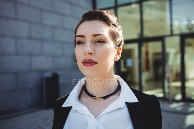 Красива бізнес-леді, стоячи за межами офісної будівлі — стокове фото