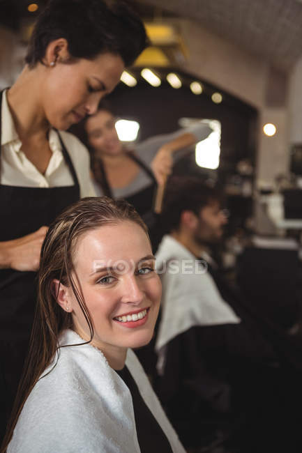 Retrato de belo cliente com cabelo molhado no salão — Fotografia de Stock