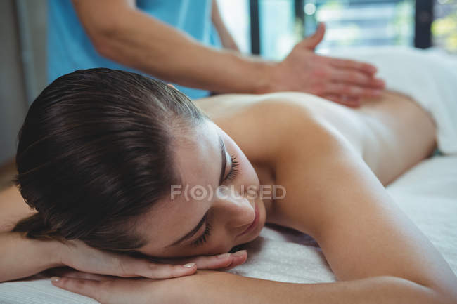 Fisioterapeuta dando fisioterapia para costas de paciente do sexo feminino na clínica — Fotografia de Stock