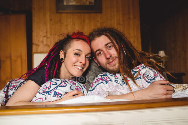 Портрет молодой хипстерской пары, отдыхающей дома на кровати — стоковое фото
