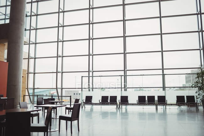 Sala de espera do aeroporto vazia com grande janela durante o dia — Fotografia de Stock