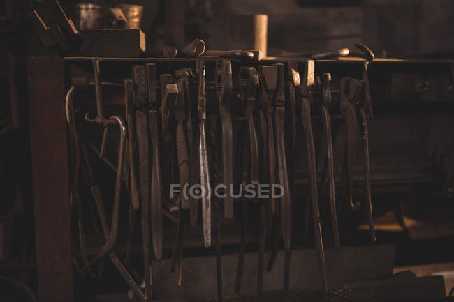 Close-up das ferramentas do ferreiro no local de trabalho — Fotografia de Stock