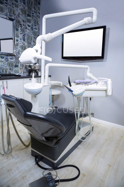 Professioneller Zahnarztstuhl und Zahnarztwerkzeuge in der Klinik — Stockfoto