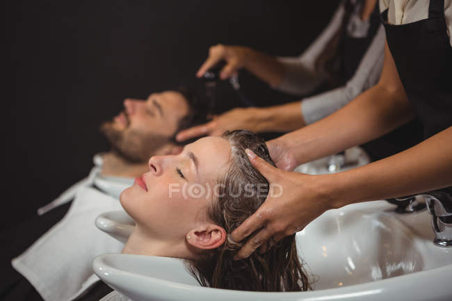 I clienti si lavano i capelli al salone — Foto stock