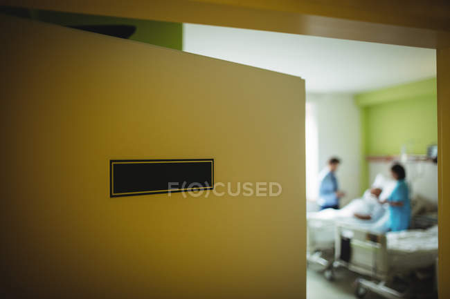 Médico interagindo com um paciente no hospital — Fotografia de Stock
