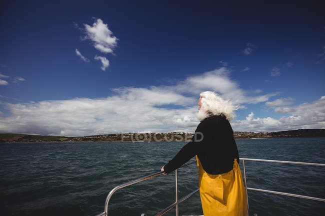 Рибалка дивиться на море з рибальського човна — стокове фото