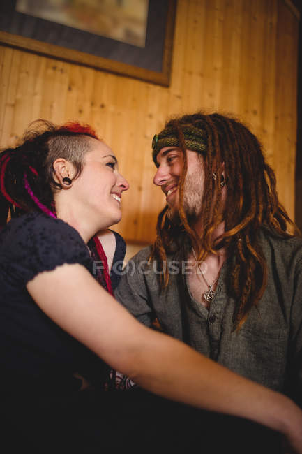 Sonriente pareja joven en el dormitorio en casa - foto de stock