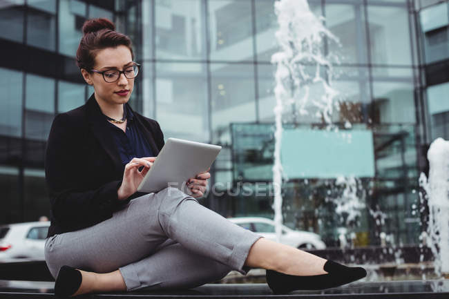 Geschäftsfrau nutzt digitales Tablet am Brunnen — Stockfoto