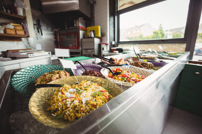 Gekochtes Essen auf Tellern an der Theke im Supermarkt — Stockfoto