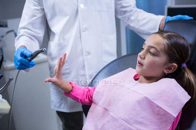 Paciente joven asustado durante el chequeo dental en la clínica - foto de stock