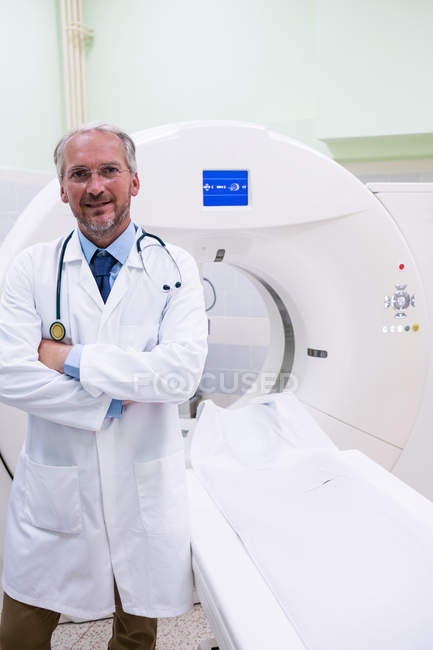 Портрет лікар, стоячи біля магнітно-резонансної томографії в лікарні — стокове фото