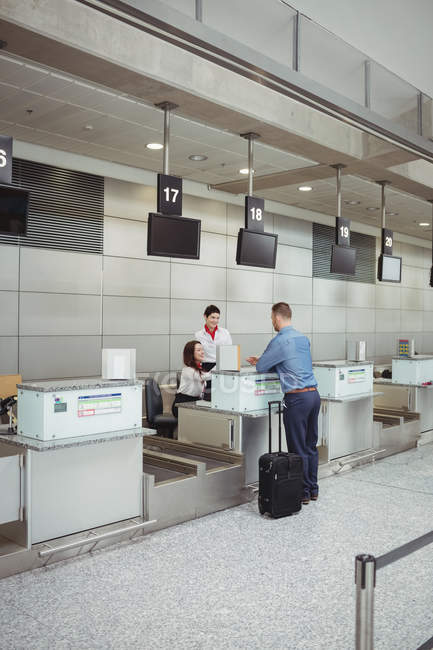 Реєстрація авіаперевізника видача паспорта пасажиру під час реєстрації в аеропорту — стокове фото