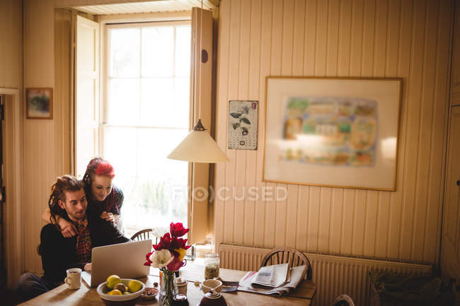 Junges Paar benutzt Laptop zu Hause — Stockfoto
