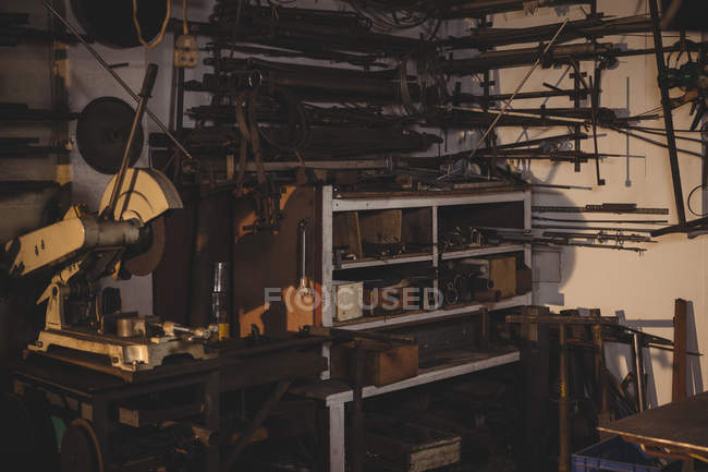 Blick auf Werkzeuge und Maschinen in der Werkstatt — Stockfoto