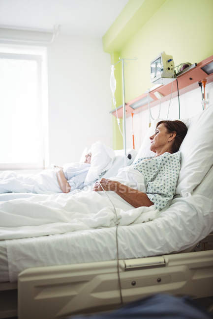 Pacientes dormindo em uma cama na enfermaria do hospital — Fotografia de Stock