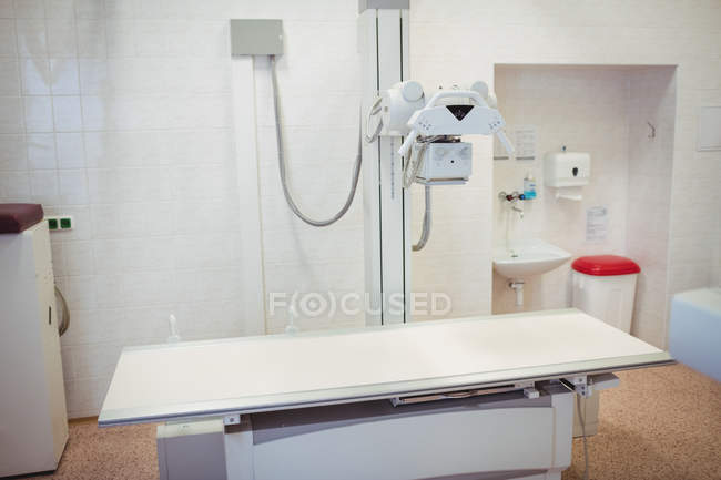 Máquina de rayos X en habitación vacía en el hospital - foto de stock
