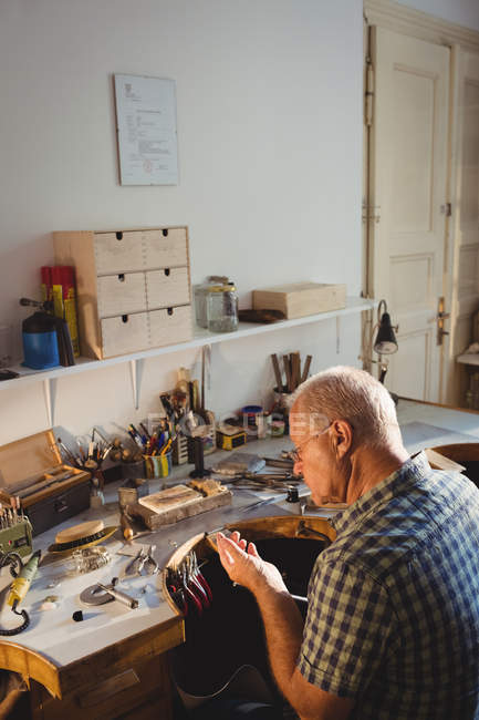 Голкипер готовит рабочий инструмент в мастерской — стоковое фото