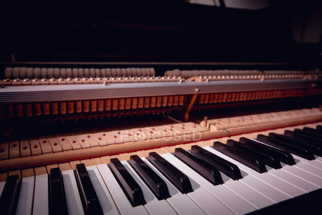 Close-up de teclado de piano antigo na oficina — Fotografia de Stock