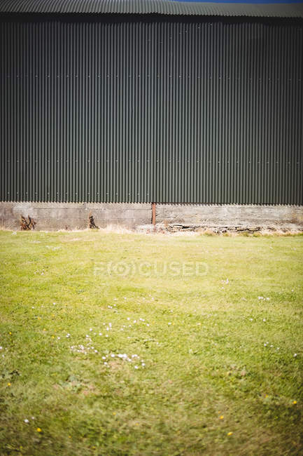 Exterior corrugated iron barn wall in daytime — Stock Photo