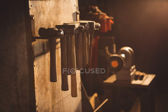 Primer plano de las herramientas del herrero en el lugar de trabajo - foto de stock