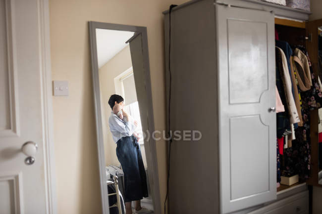 Reflection in mirror of mother holding her sleeping baby at home — Stock Photo