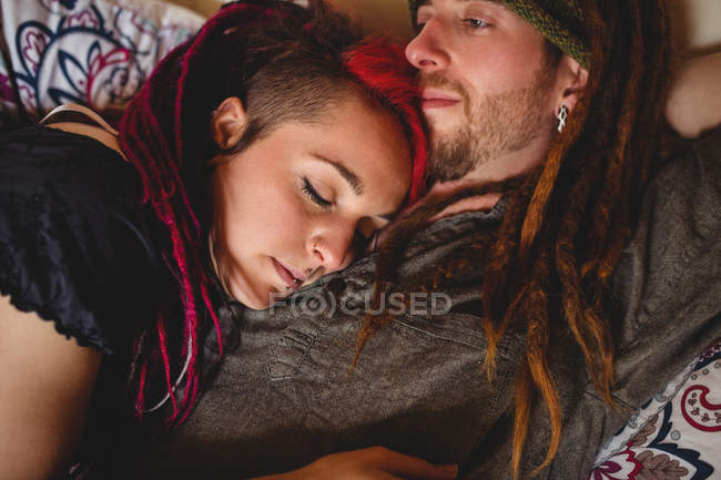 Молода пара хіпстерів розслабляється на ліжку вдома — стокове фото