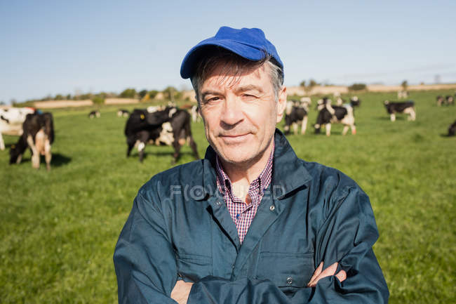 Крупный план уверенного рабочего, стоящего на травянистом поле — стоковое фото