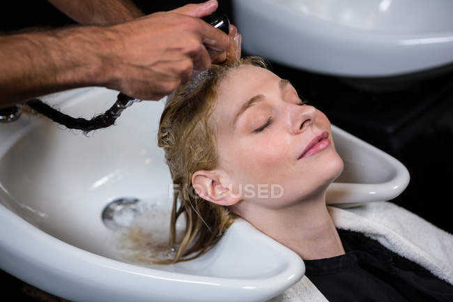 Femme obtenir son lavage de cheveux au salon — Photo de stock