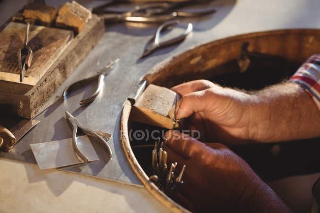 Geschnittenes Bild einer Goldschmiedin bei der Arbeit in der Werkstatt — Stockfoto